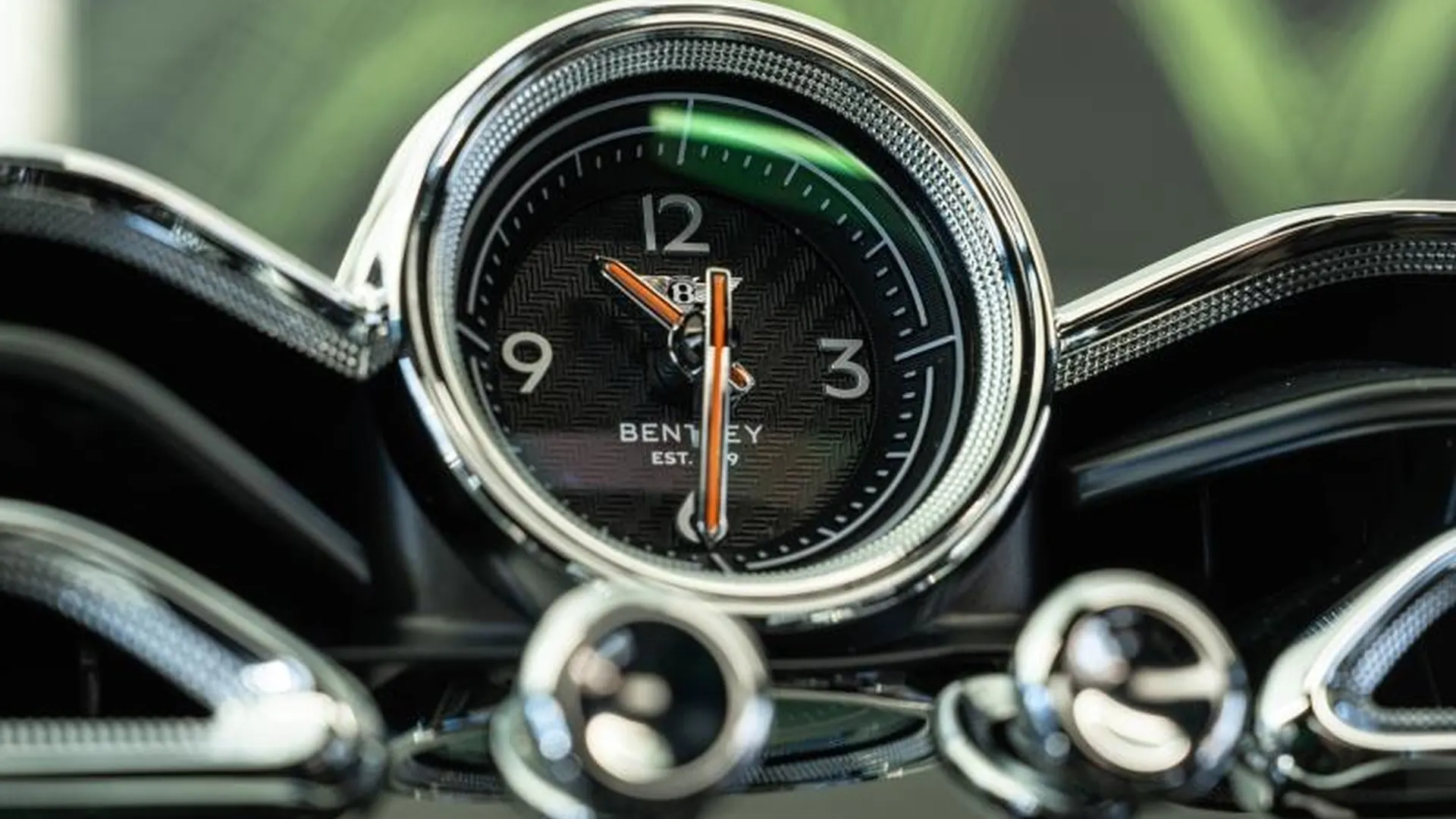 Bentley Bentayga — photo 33