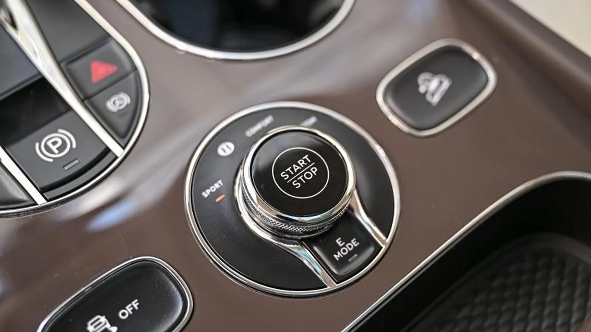 Bentley Bentayga — photo 37