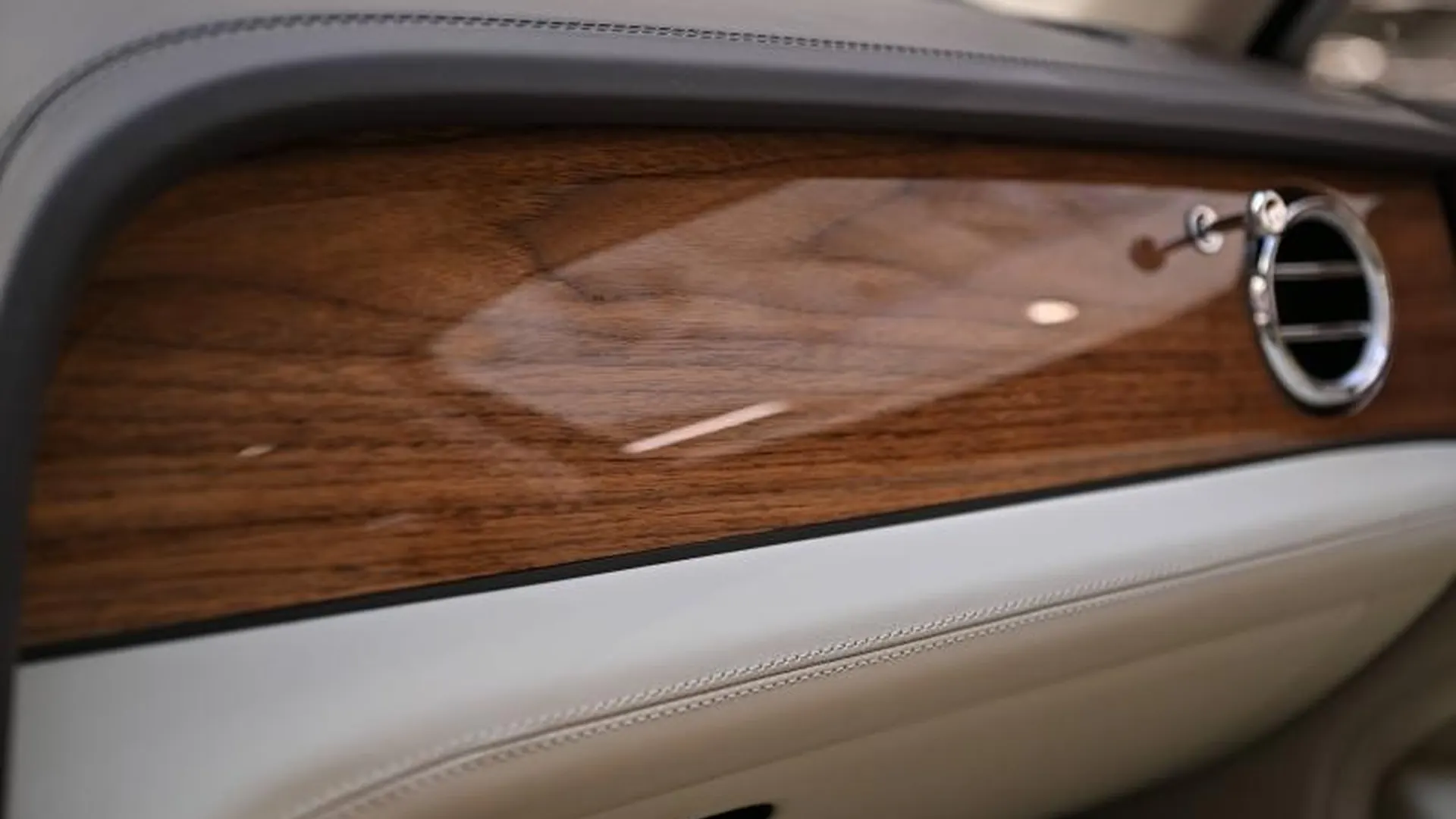 Bentley Bentayga — photo 40