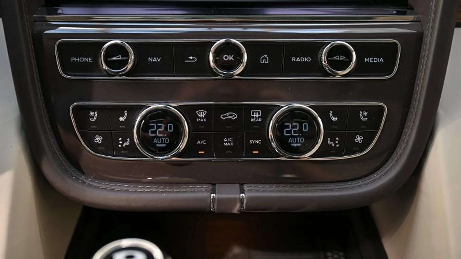 Bentley Bentayga — photo 38