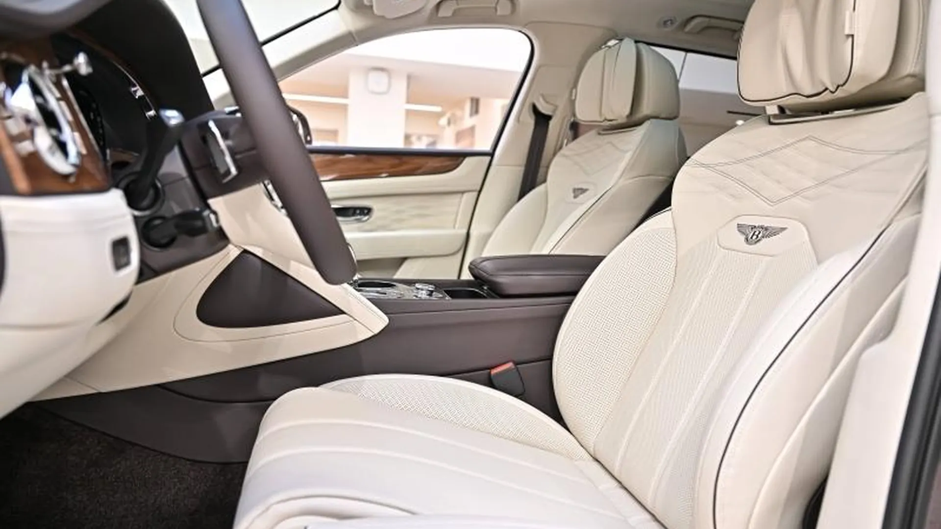 Bentley Bentayga — photo 21