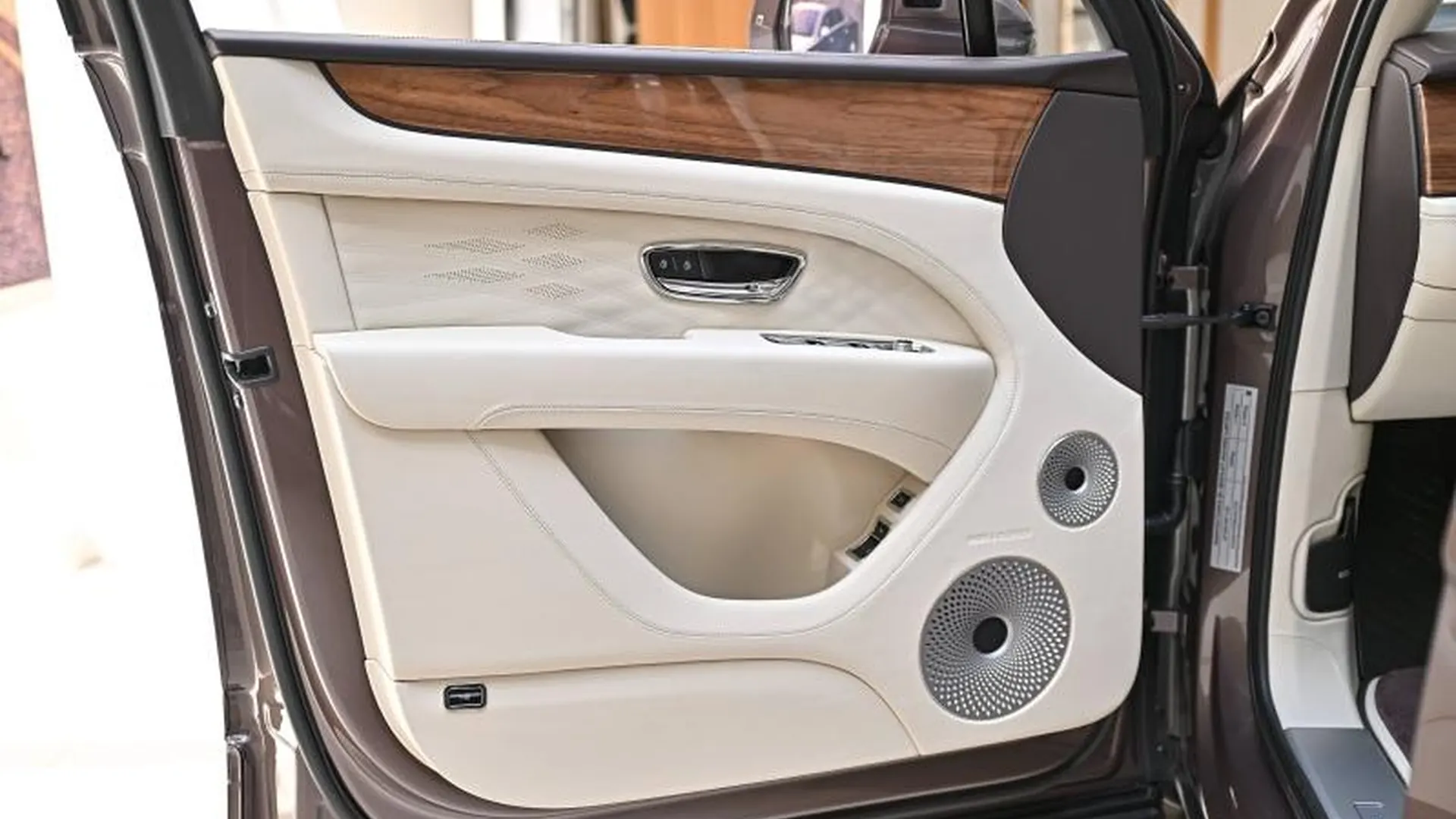 Bentley Bentayga — photo 19