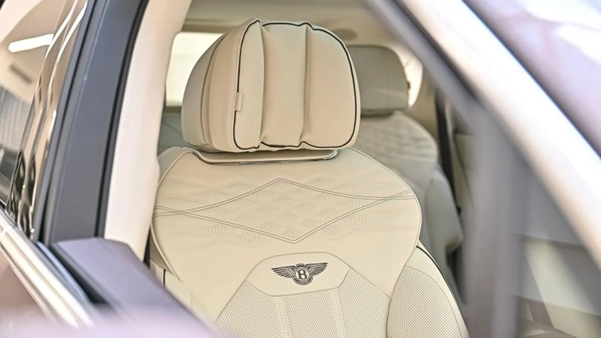 Bentley Bentayga — photo 14