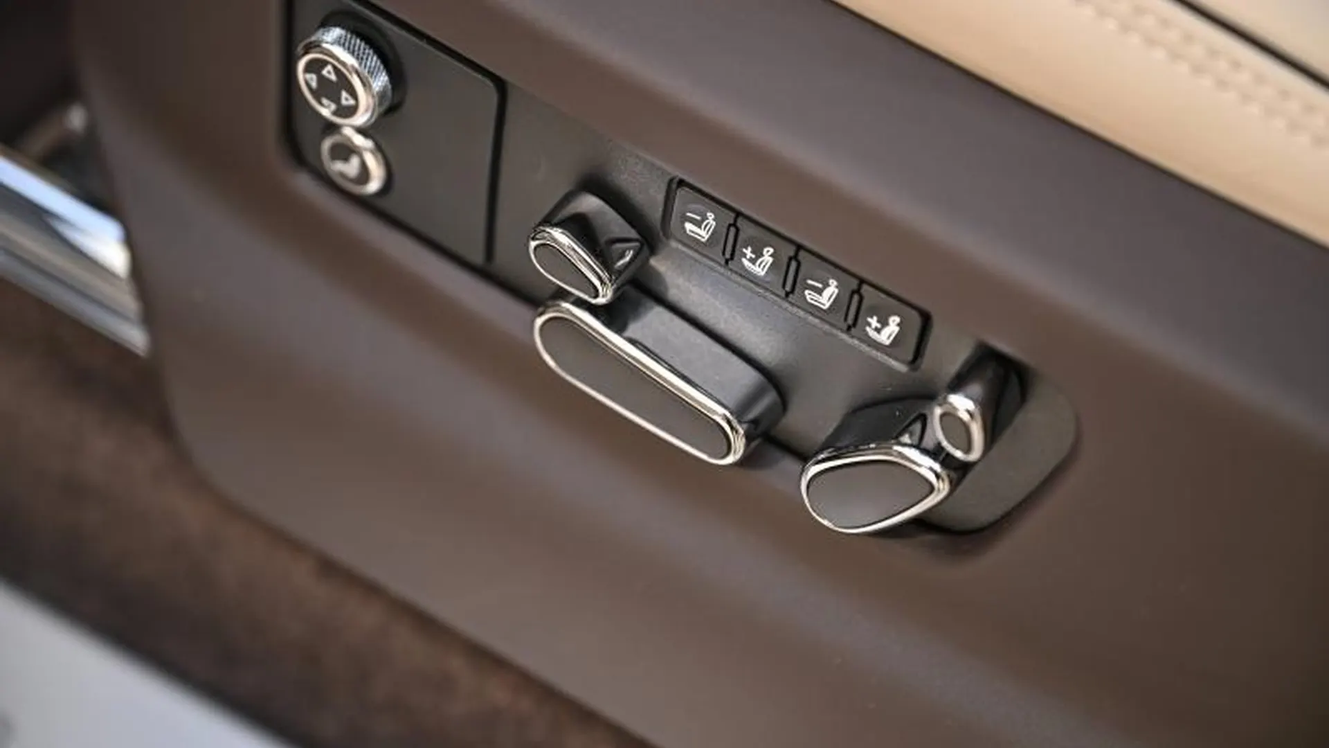 Bentley Bentayga — photo 31