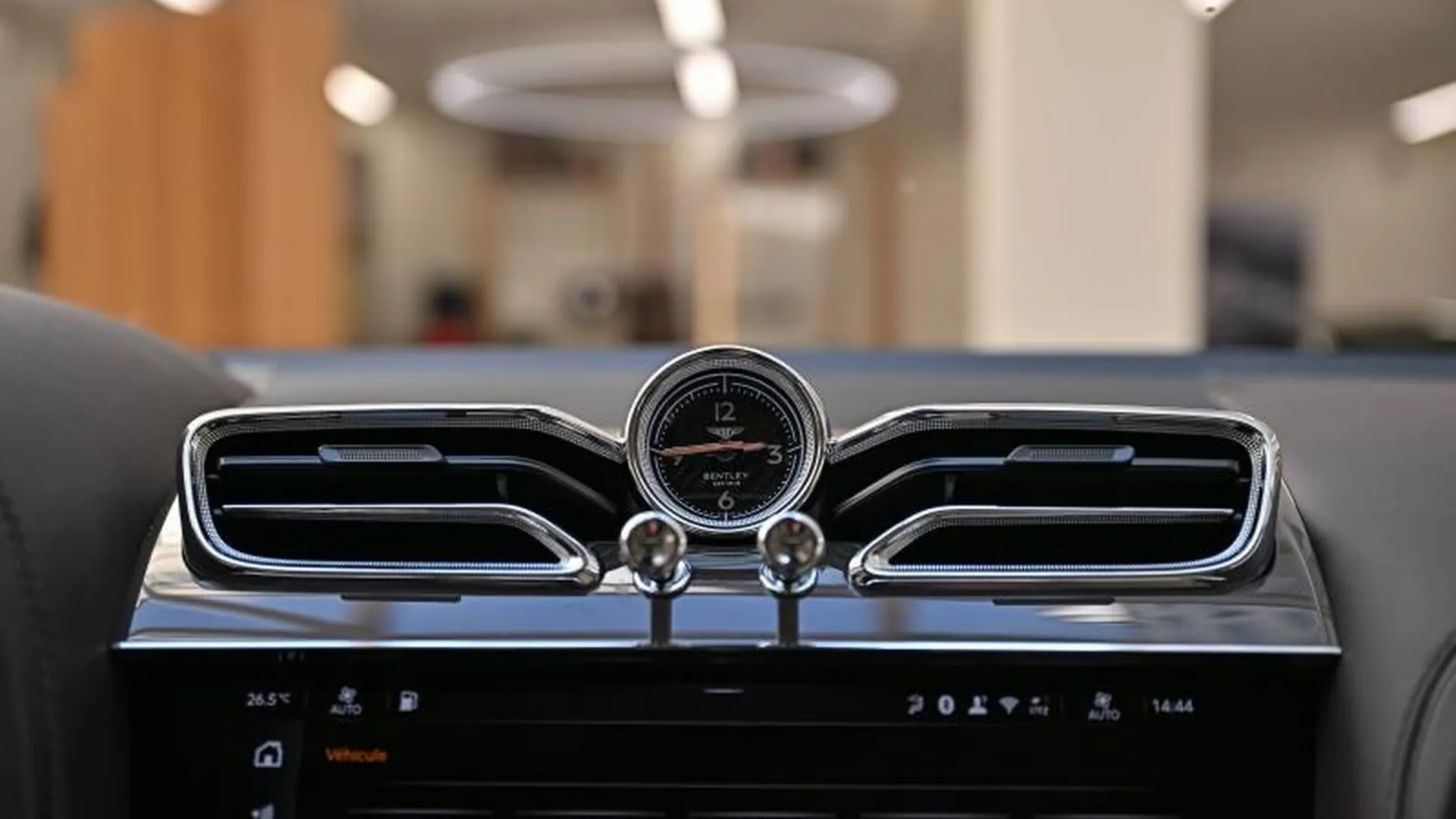Bentley Bentayga — photo 42