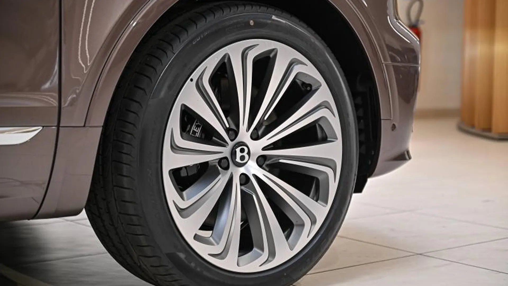 Bentley Bentayga — photo 9