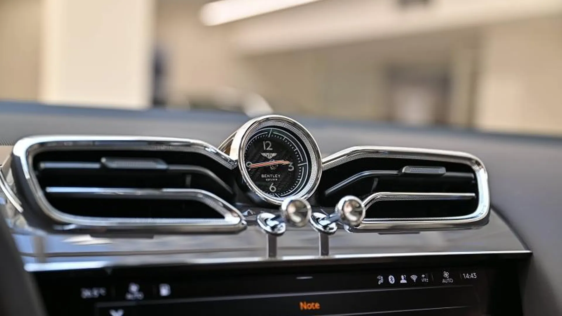 Bentley Bentayga — photo 36