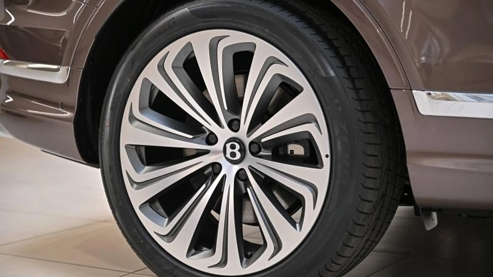 Bentley Bentayga — photo 10