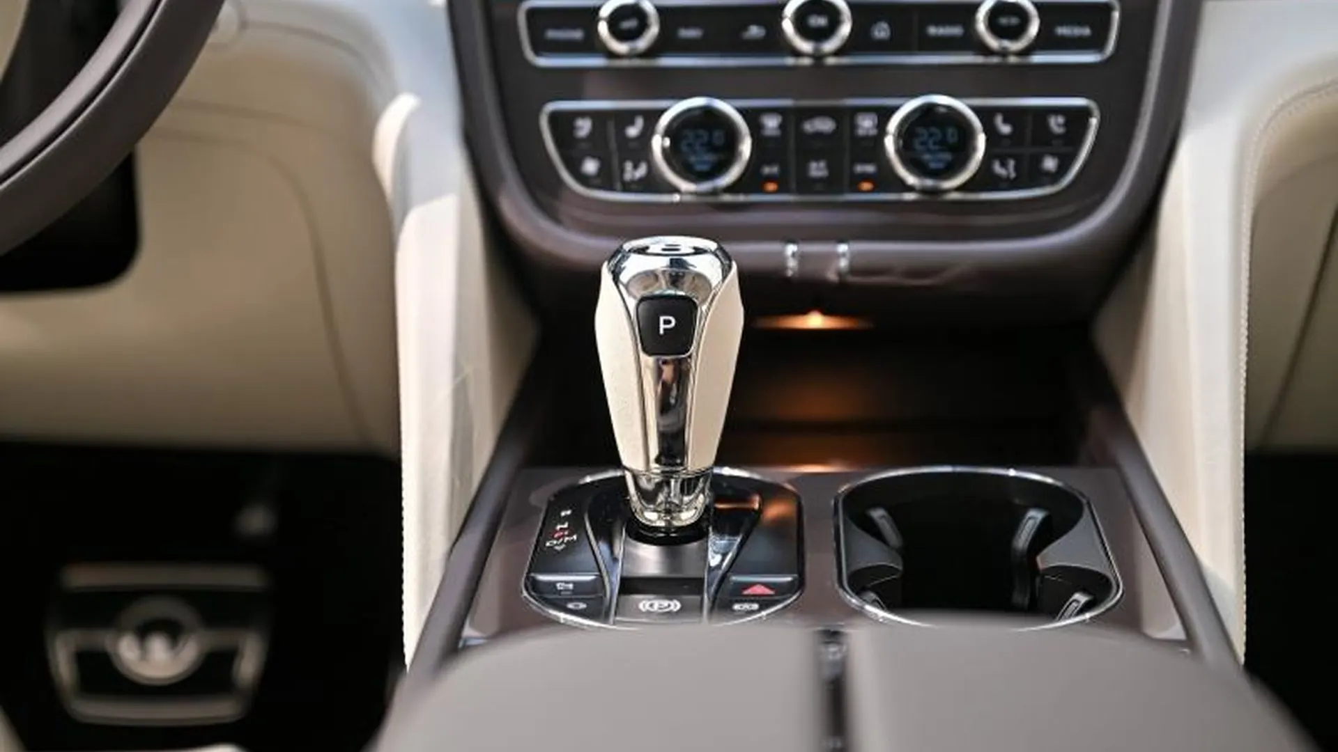 Bentley Bentayga — photo 27
