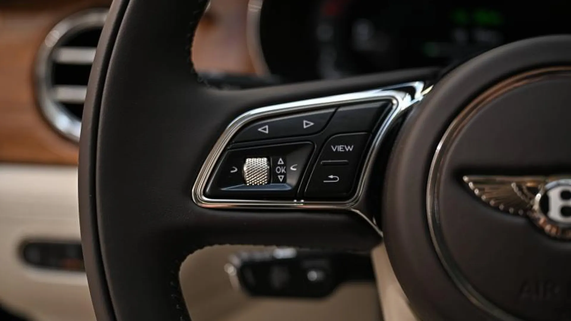 Bentley Bentayga — photo 34