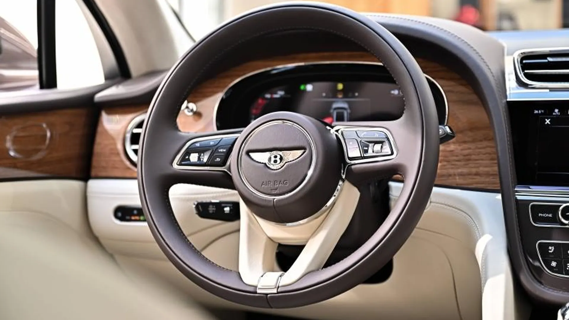 Bentley Bentayga — photo 26