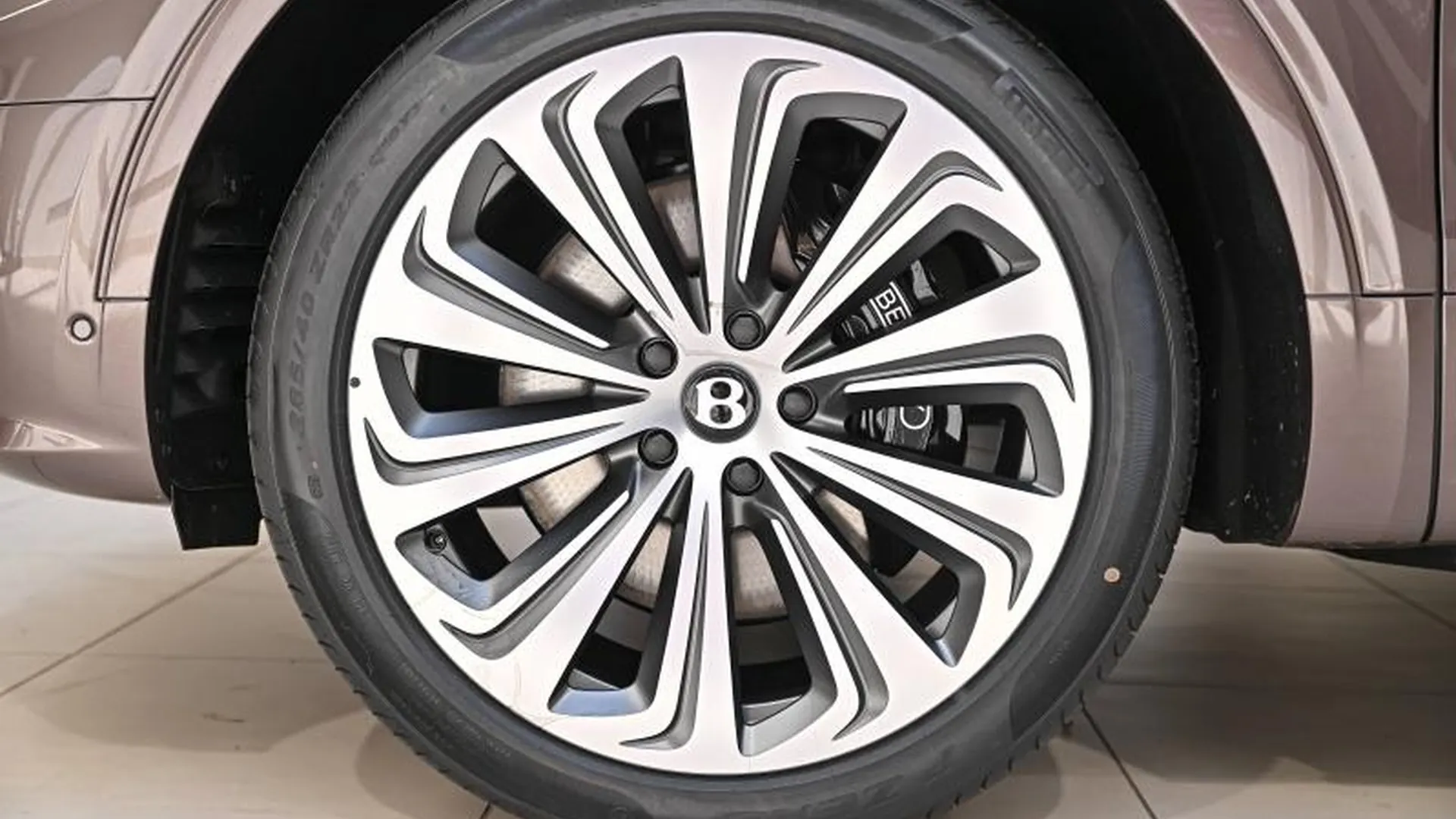 Bentley Bentayga — photo 18