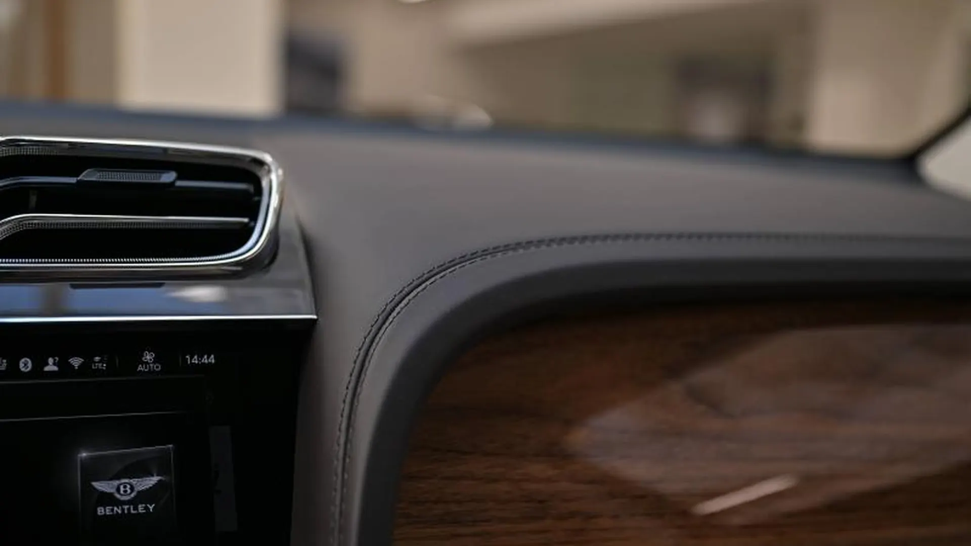 Bentley Bentayga — photo 39