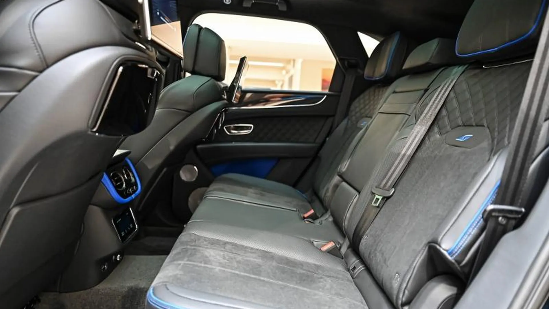 Bentley Bentayga — photo 23