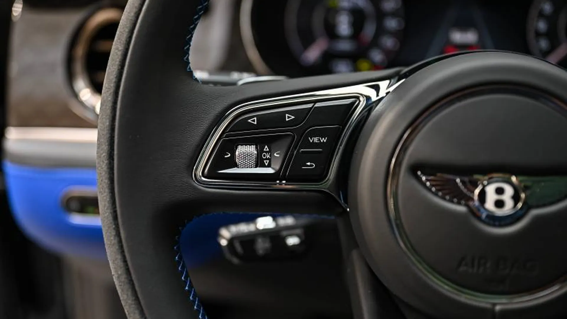 Bentley Bentayga — photo 34