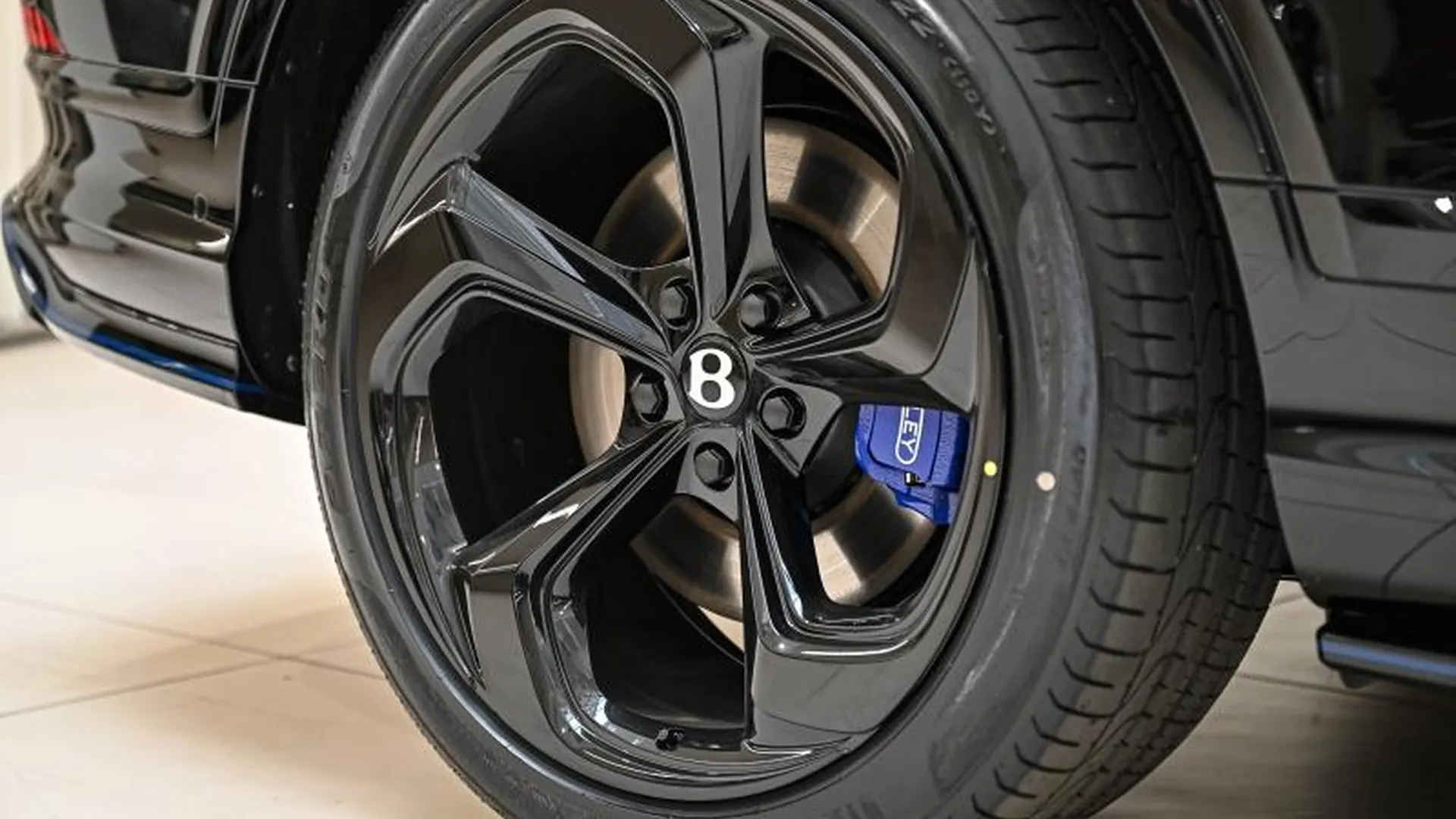Bentley Bentayga — photo 12