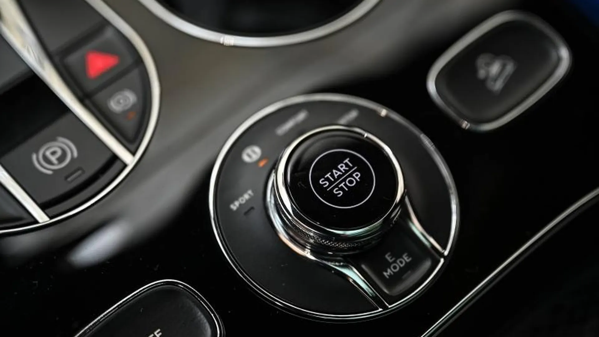 Bentley Bentayga — photo 36