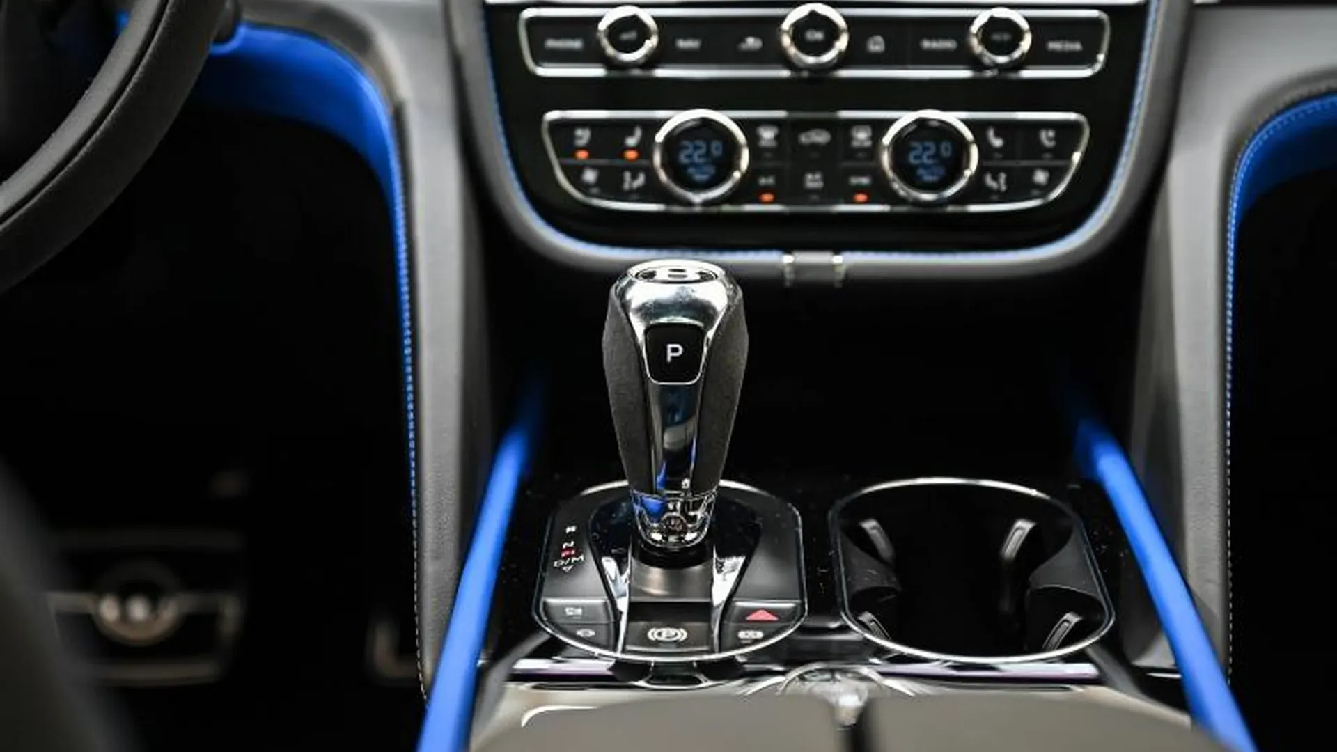 Bentley Bentayga — photo 27
