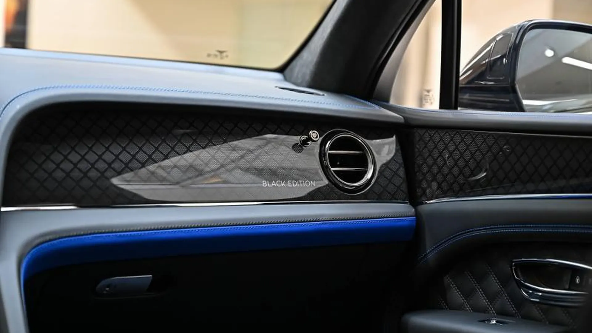 Bentley Bentayga — photo 29