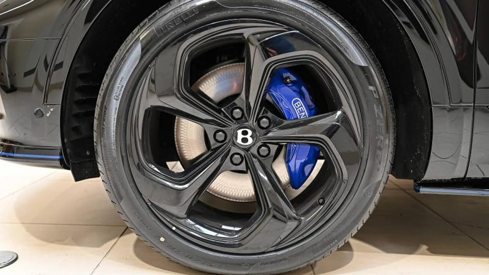 Bentley Bentayga — photo 13