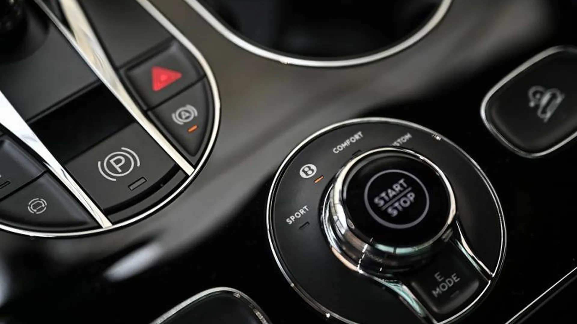 Bentley Bentayga — photo 37