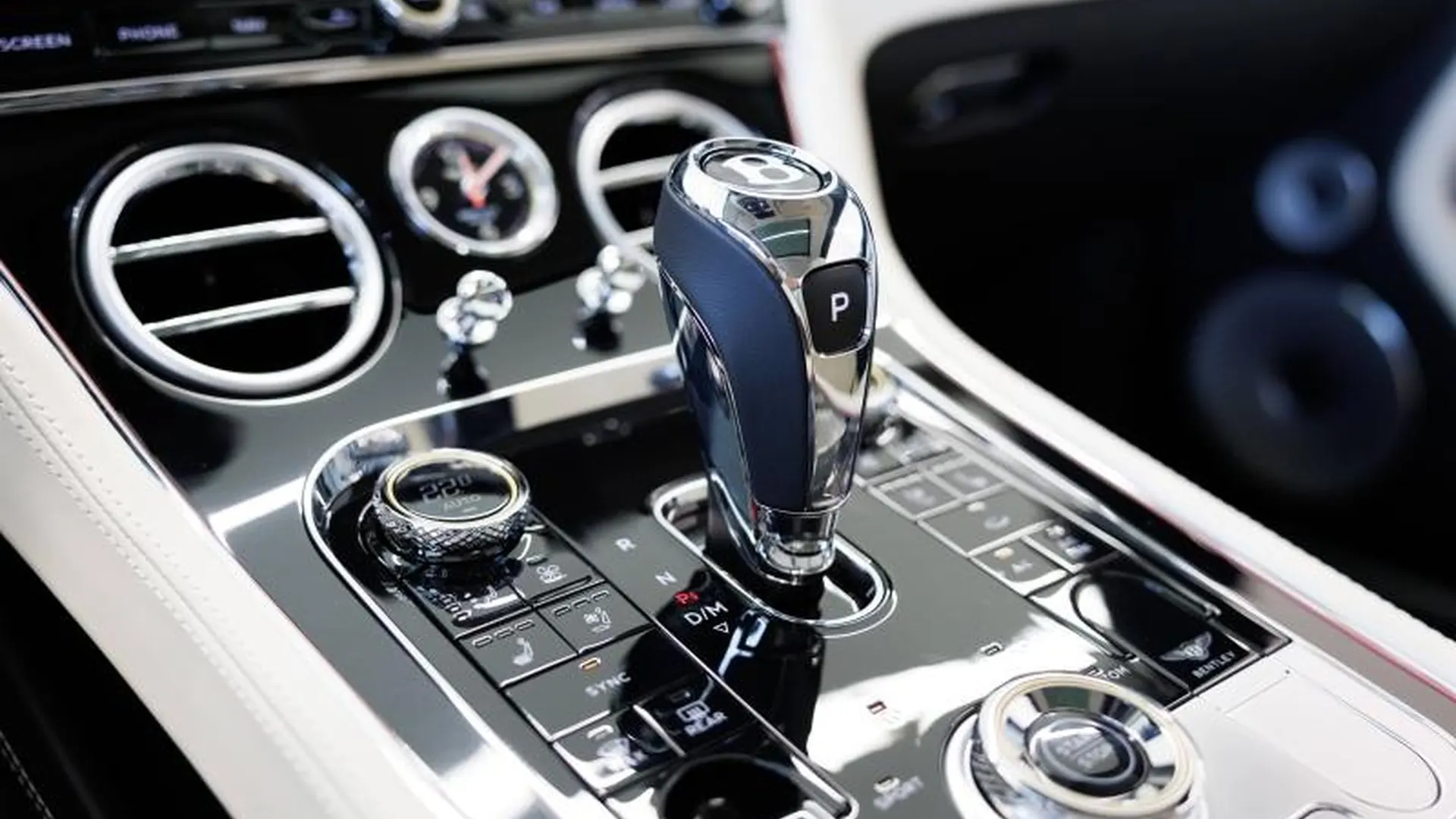 Bentley Continental GT — photo 32