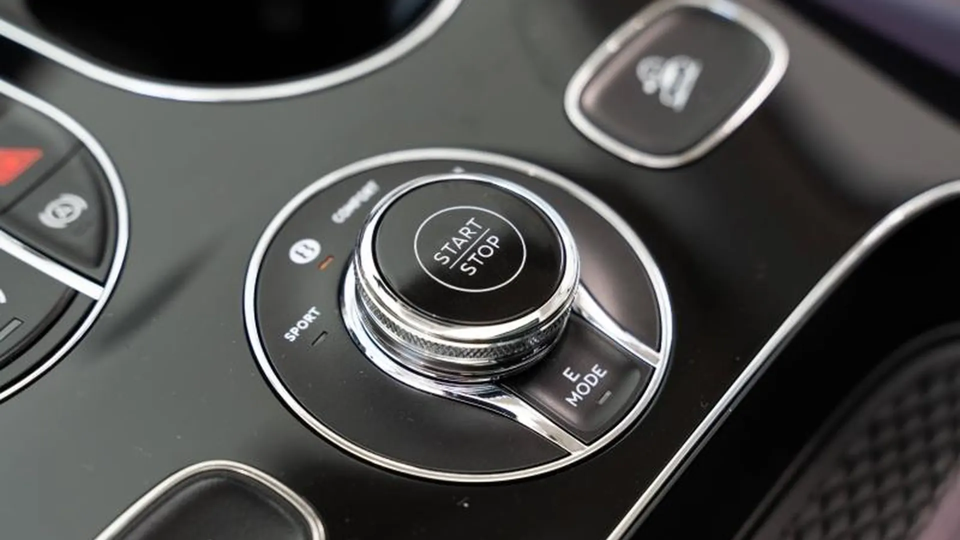 Bentley Bentayga — photo 29