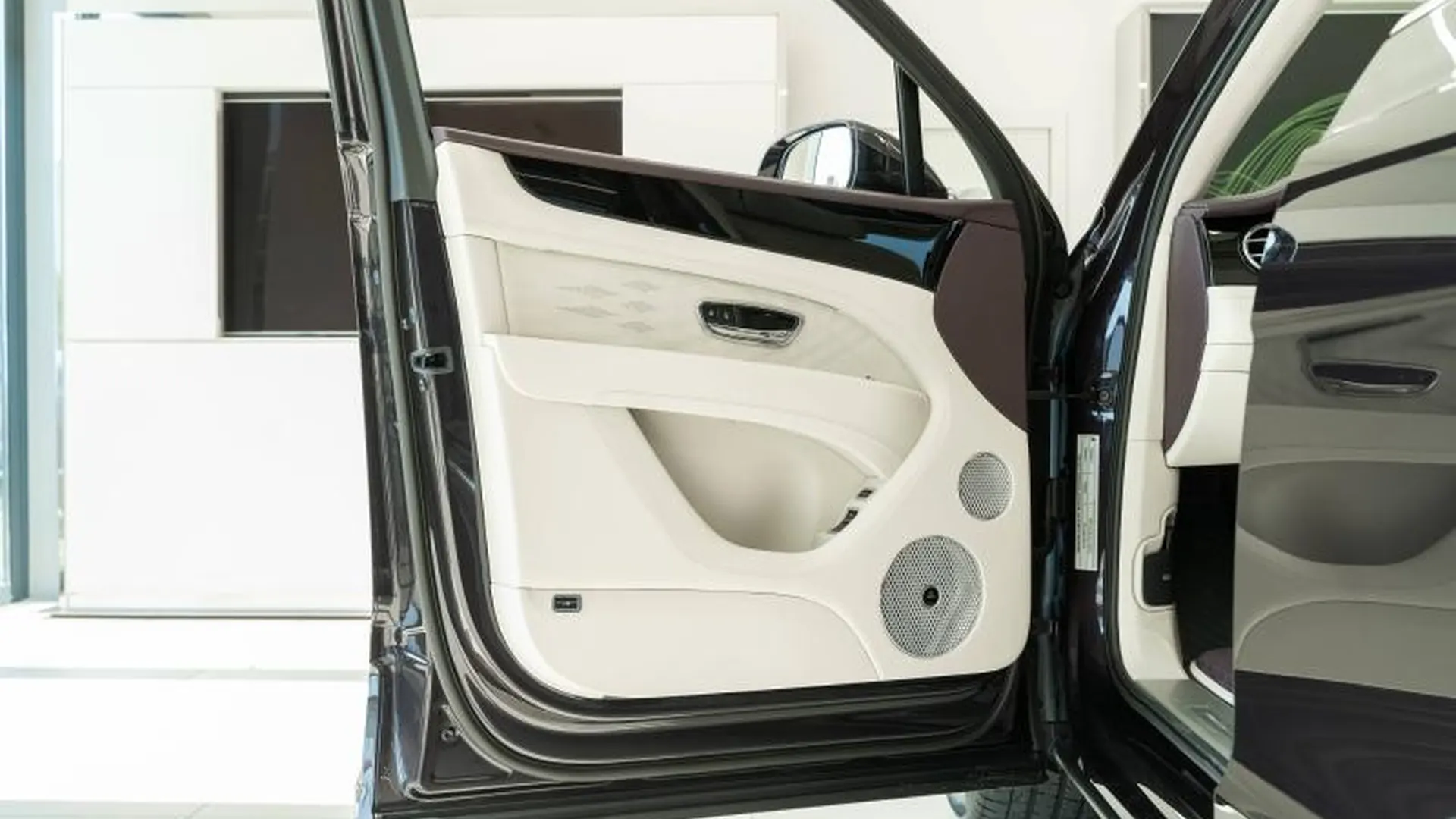 Bentley Bentayga — photo 20