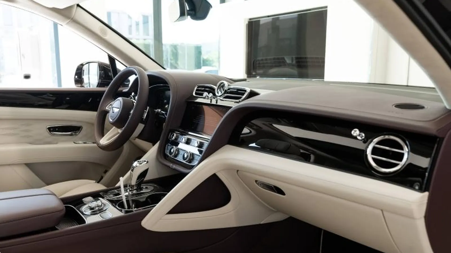Bentley Bentayga — photo 10