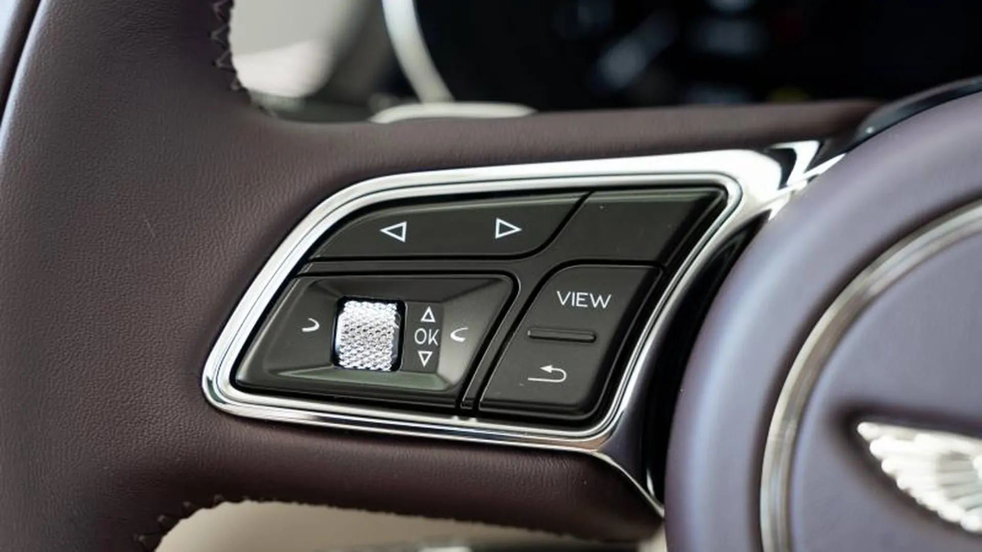 Bentley Bentayga — photo 26