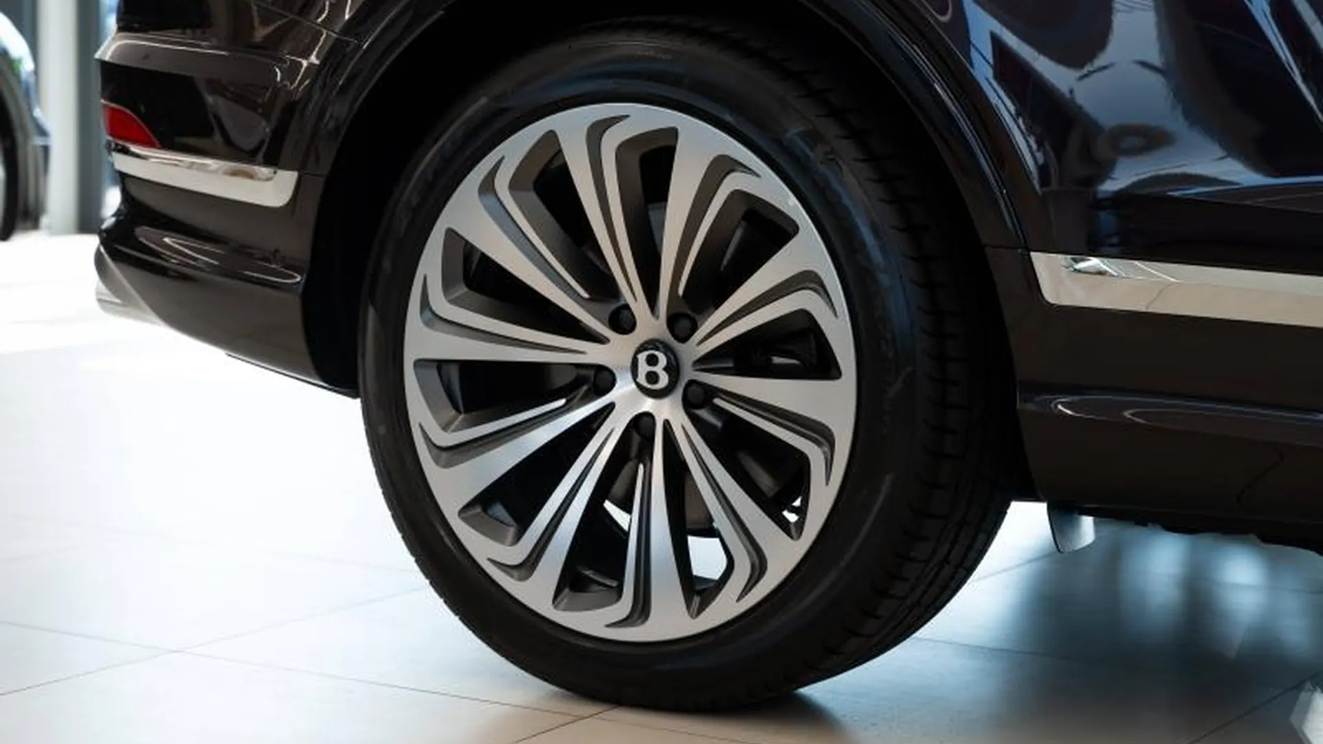 Bentley Bentayga — photo 37