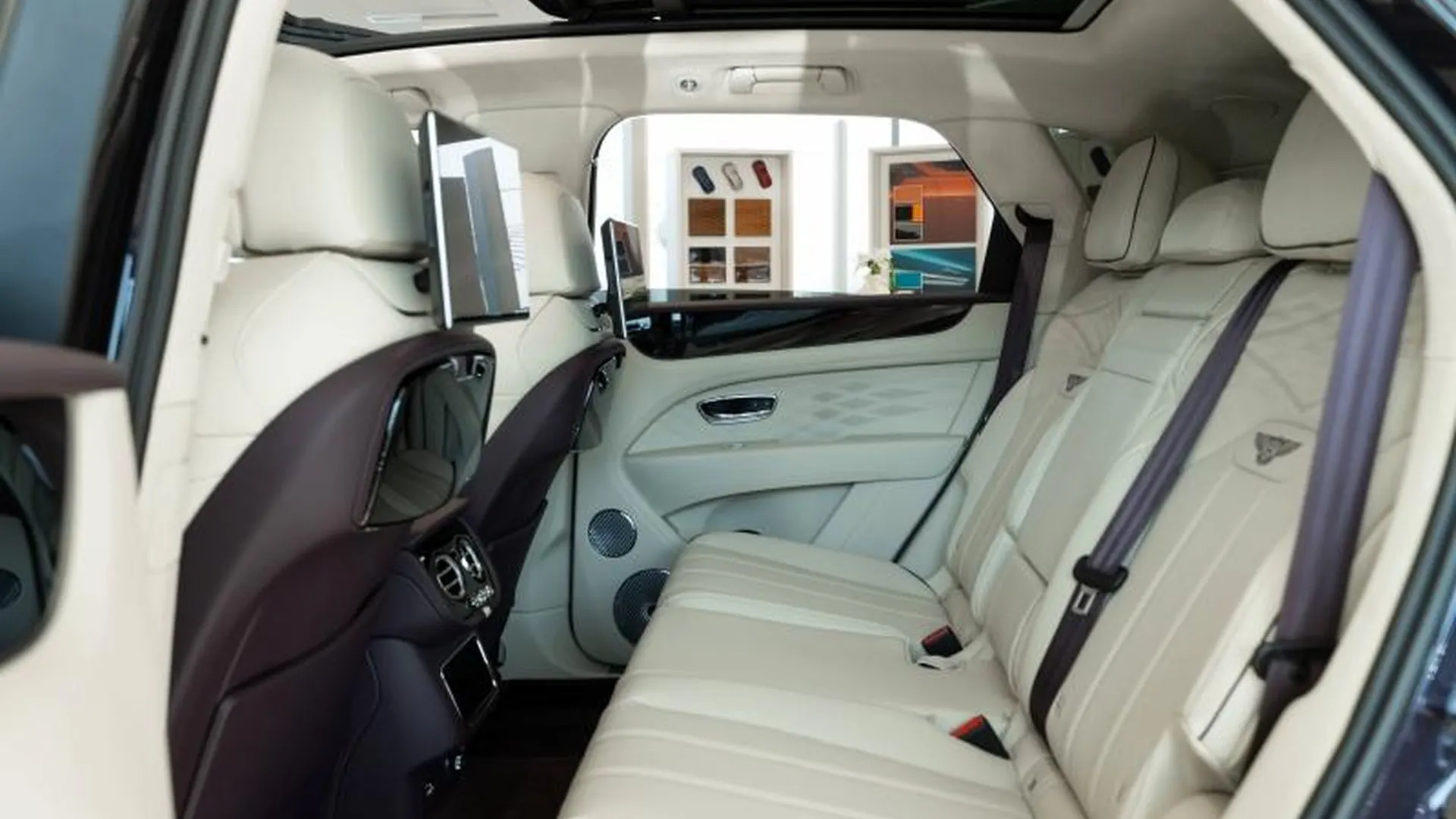 Bentley Bentayga — photo 18