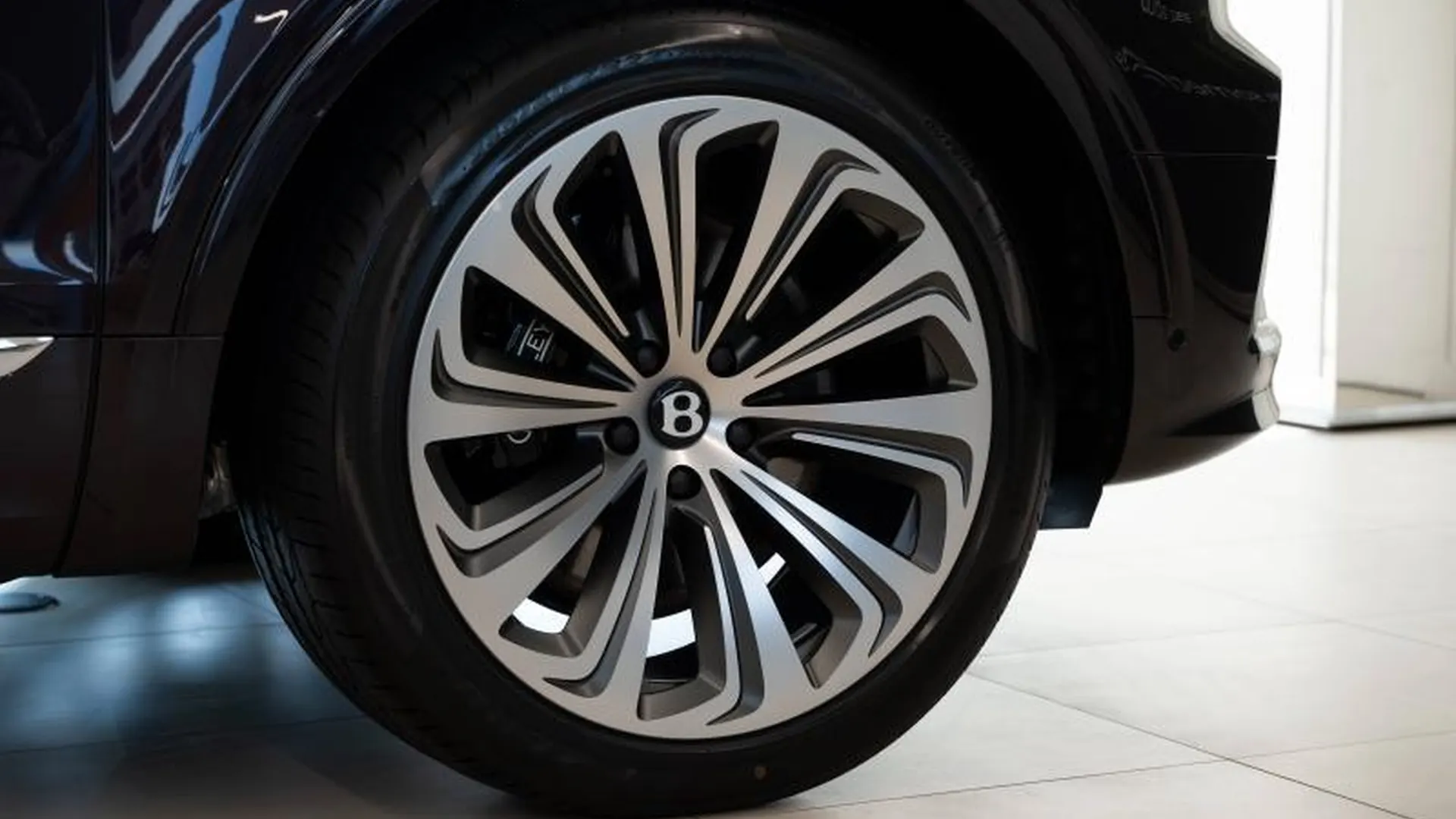 Bentley Bentayga — photo 38