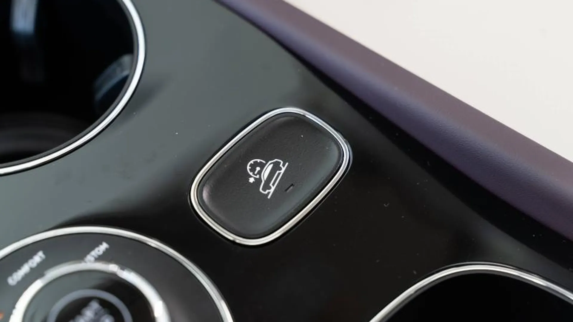 Bentley Bentayga — photo 30