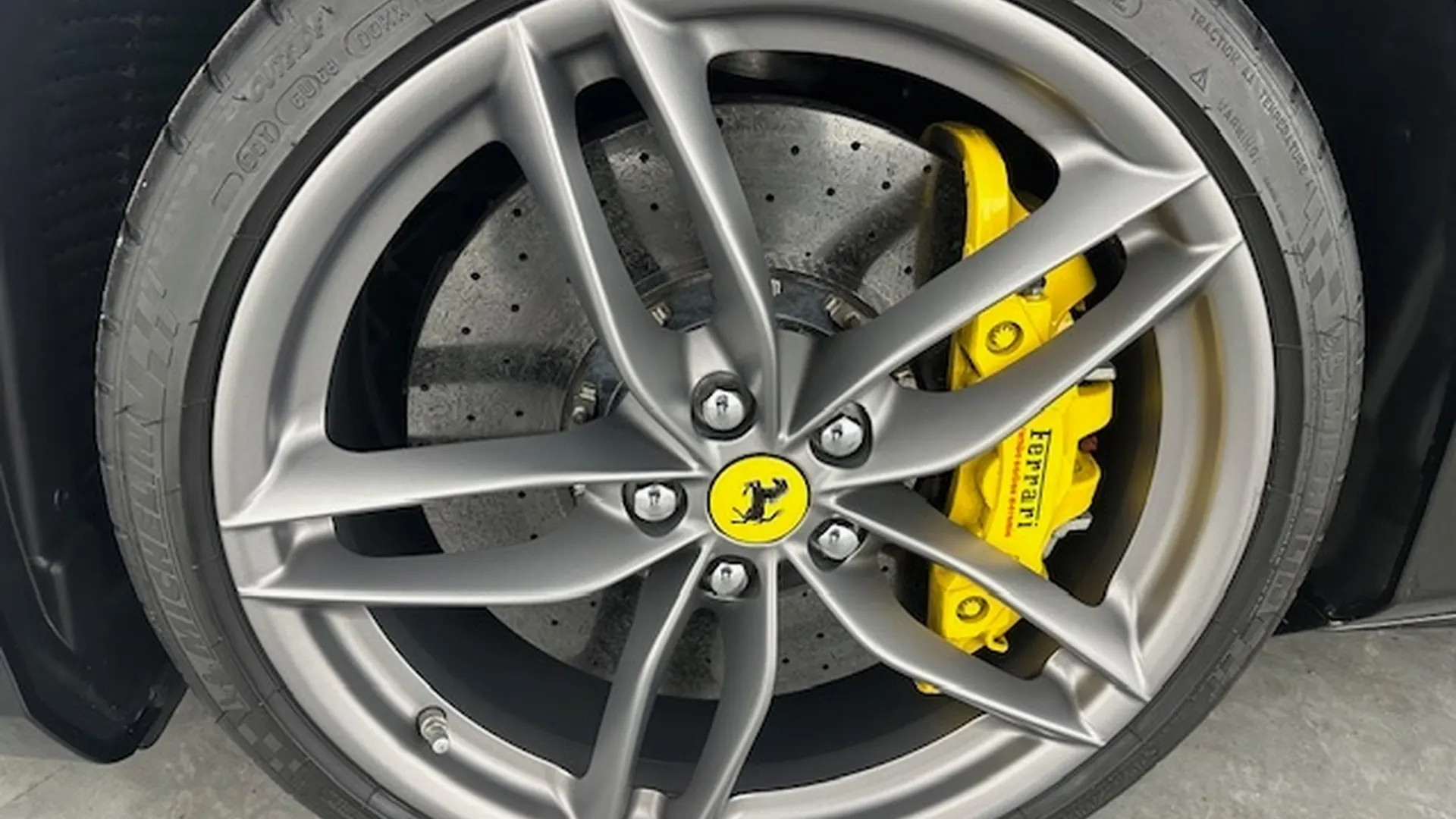 Ferrari 488 — photo 14