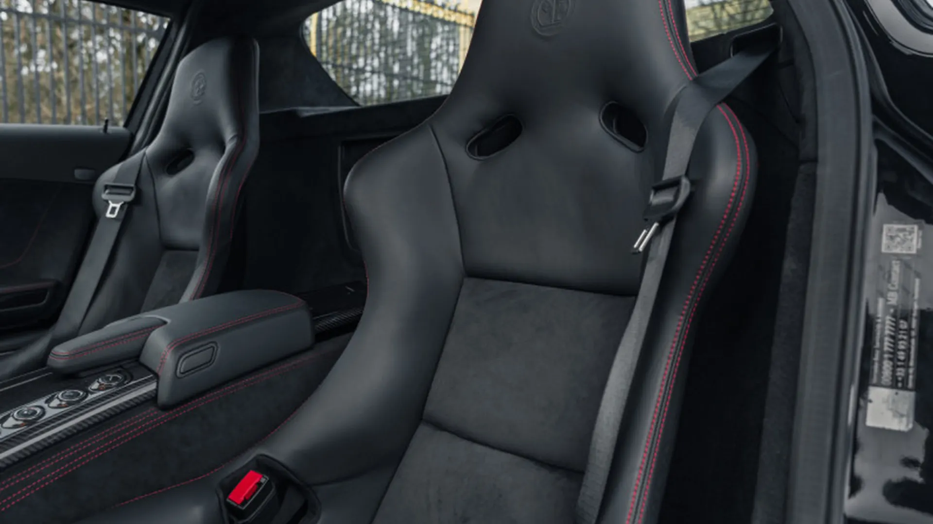 Mercedes-Benz SLS — photo 16