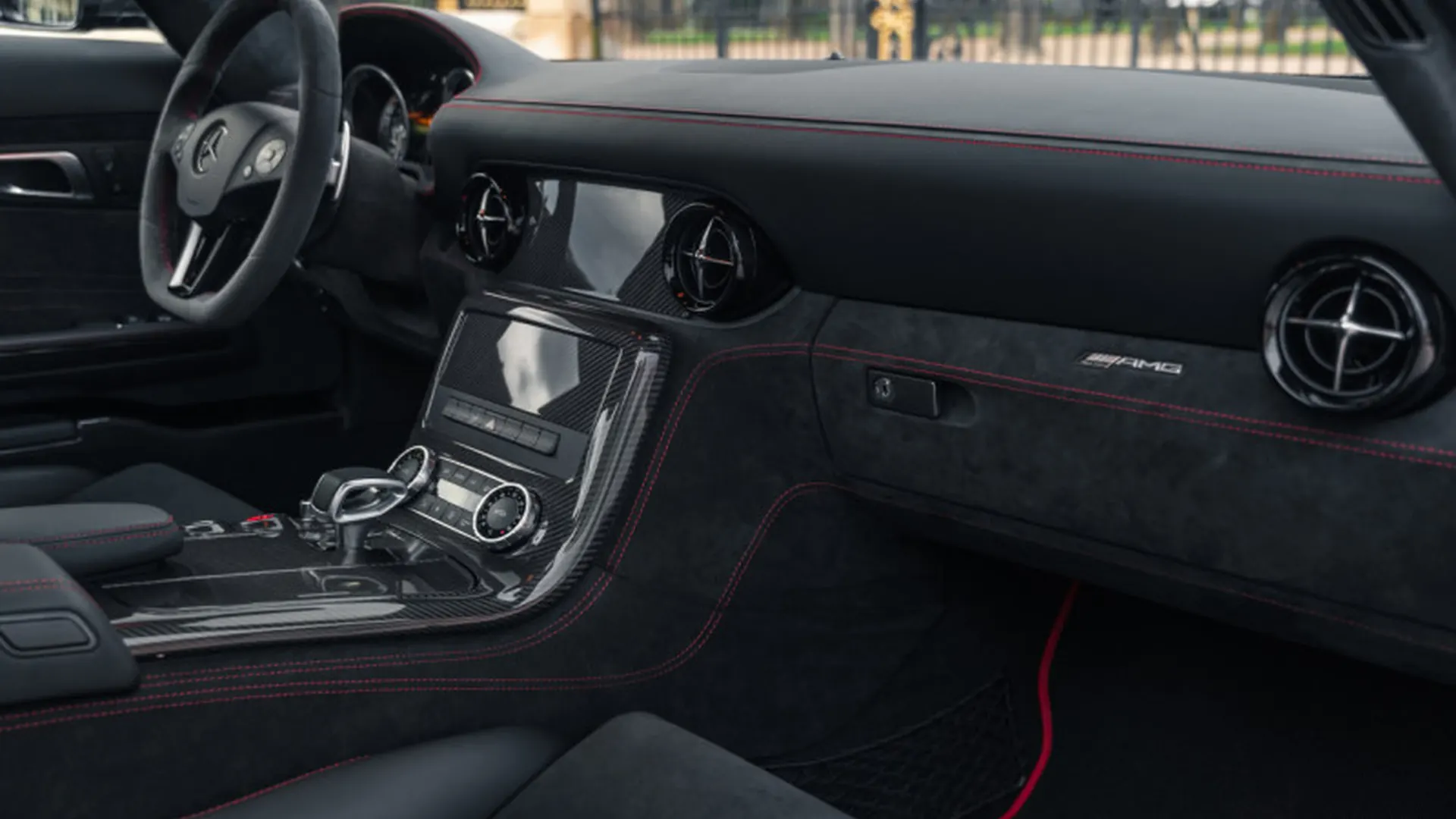Mercedes-Benz SLS — photo 13