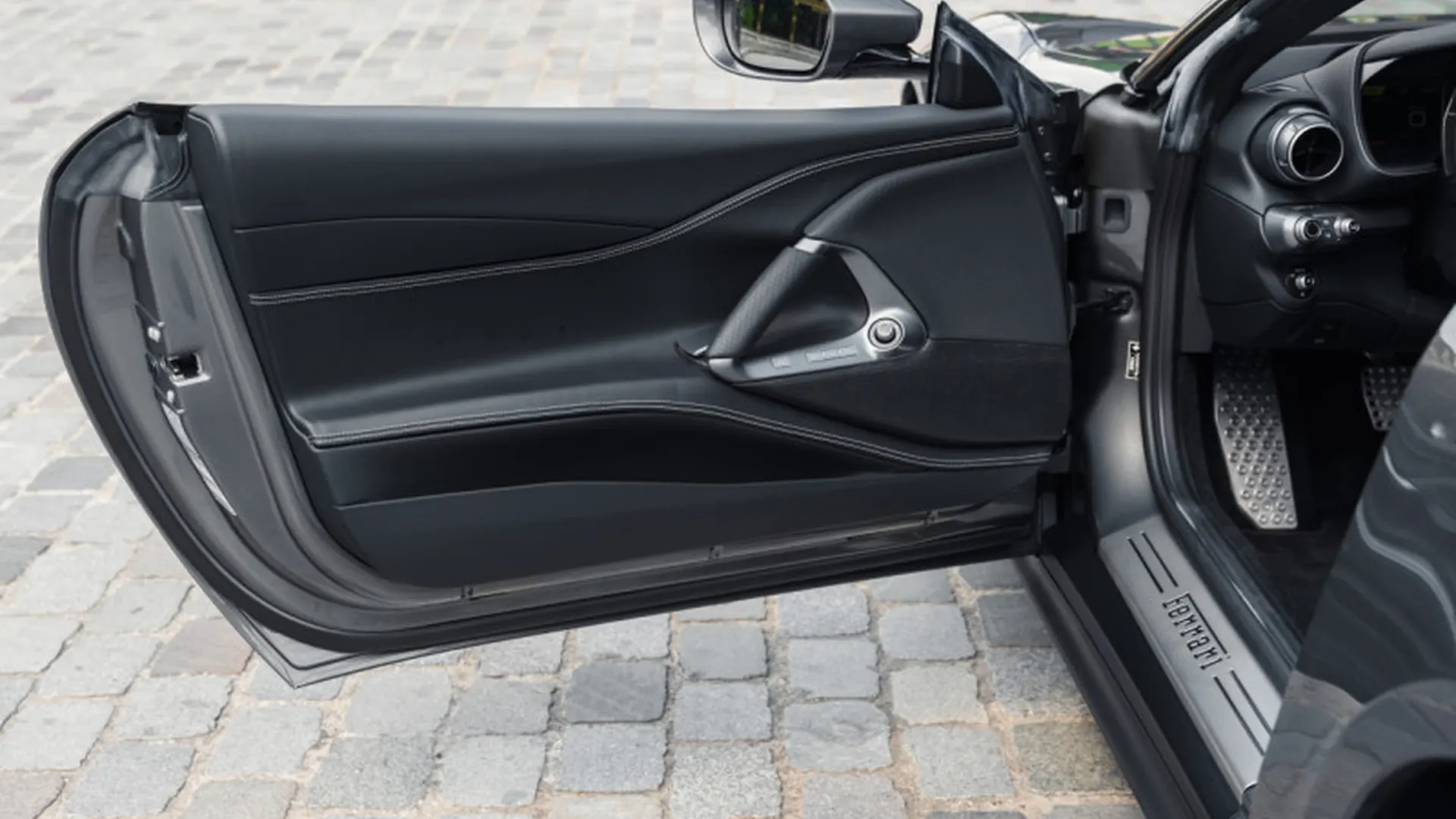 Ferrari 812 — photo 11