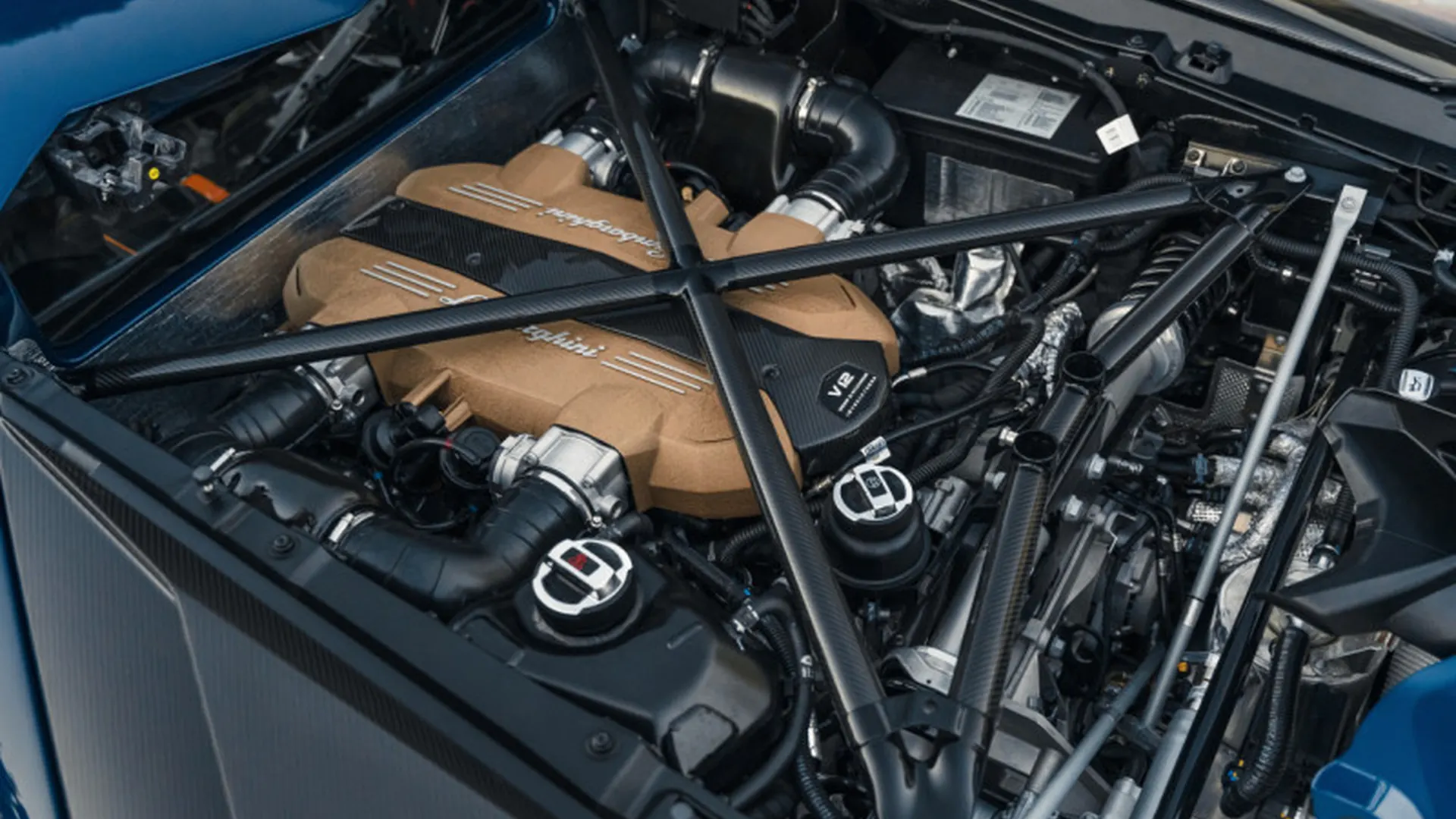 Lamborghini Aventador — photo 33