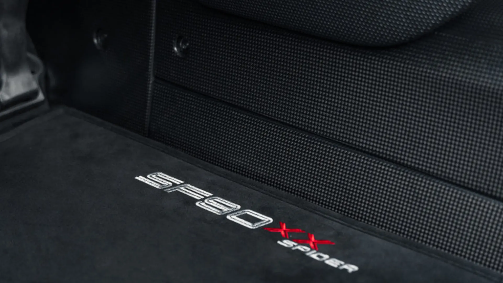 Ferrari SF90 — photo 32