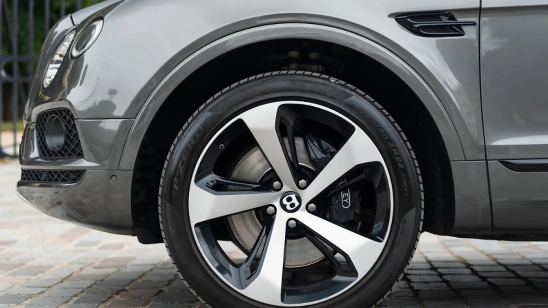 Bentley Bentayga — photo 6