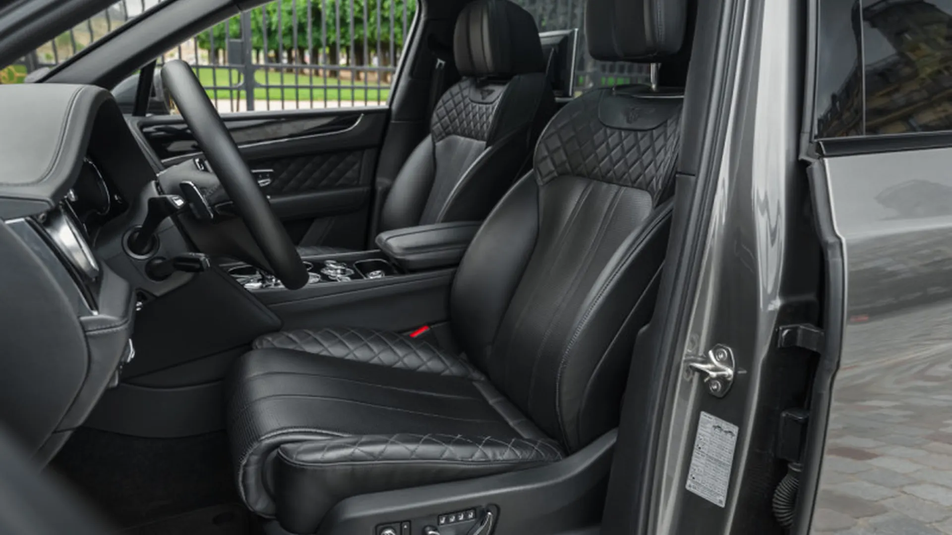 Bentley Bentayga — photo 10