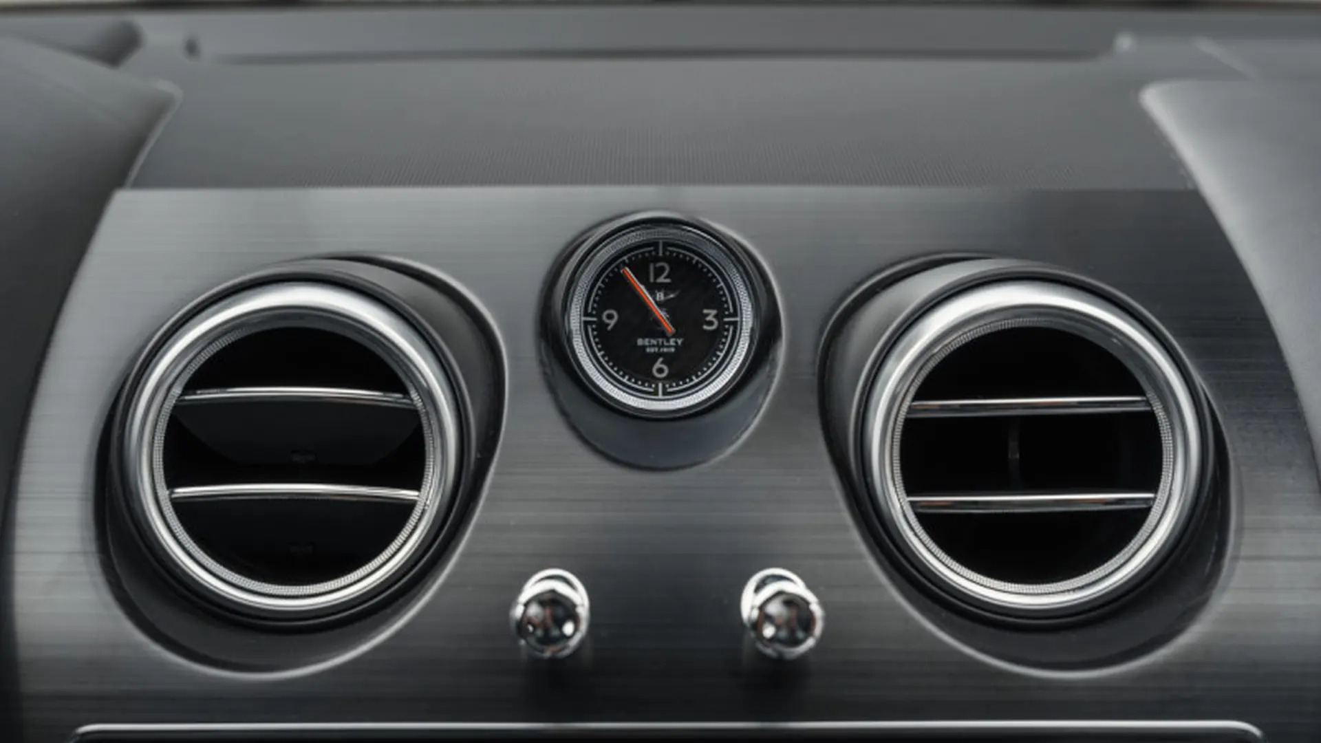 Bentley Bentayga — photo 19