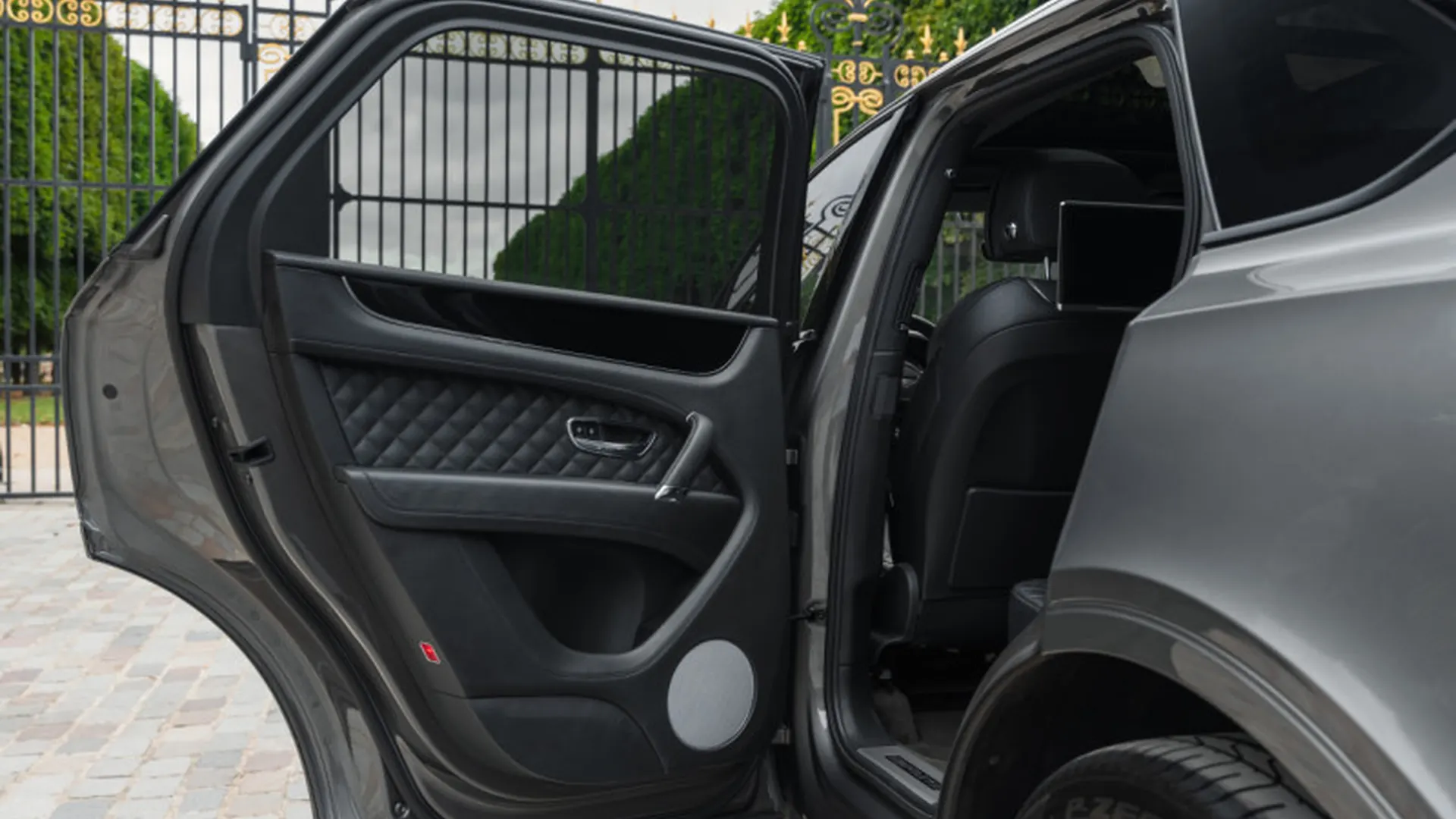 Bentley Bentayga — photo 16
