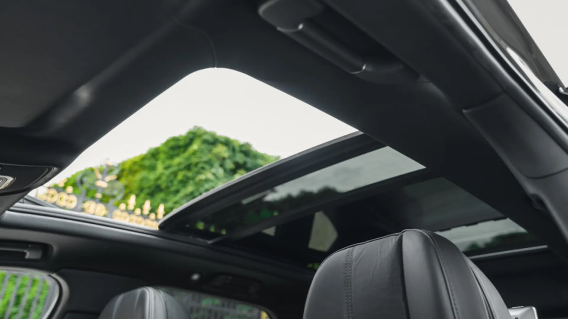 Bentley Bentayga — photo 30