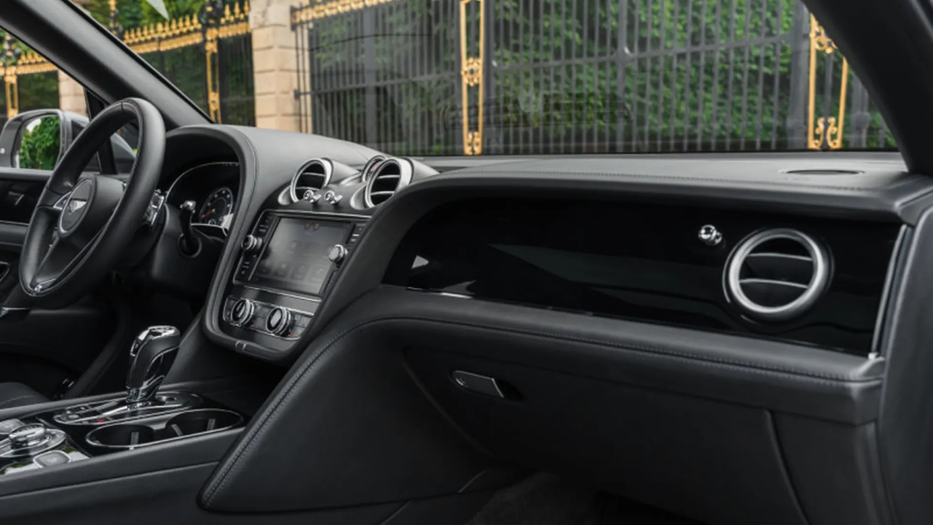 Bentley Bentayga — photo 9