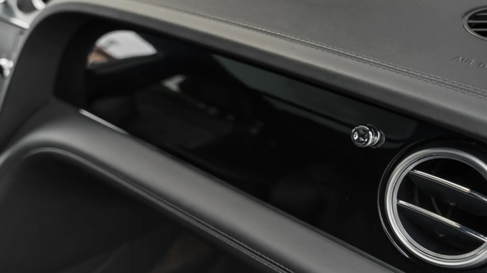 Bentley Bentayga — photo 25