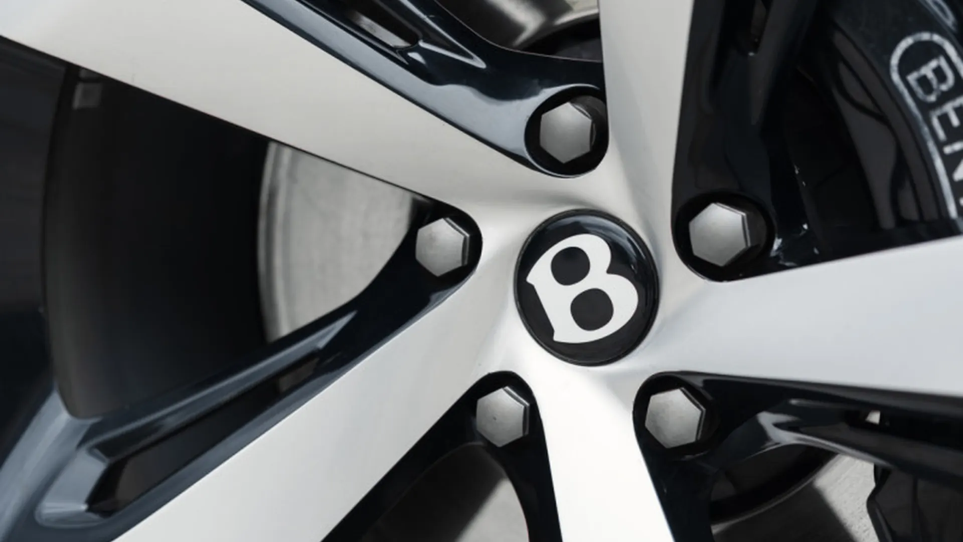 Bentley Bentayga — photo 43