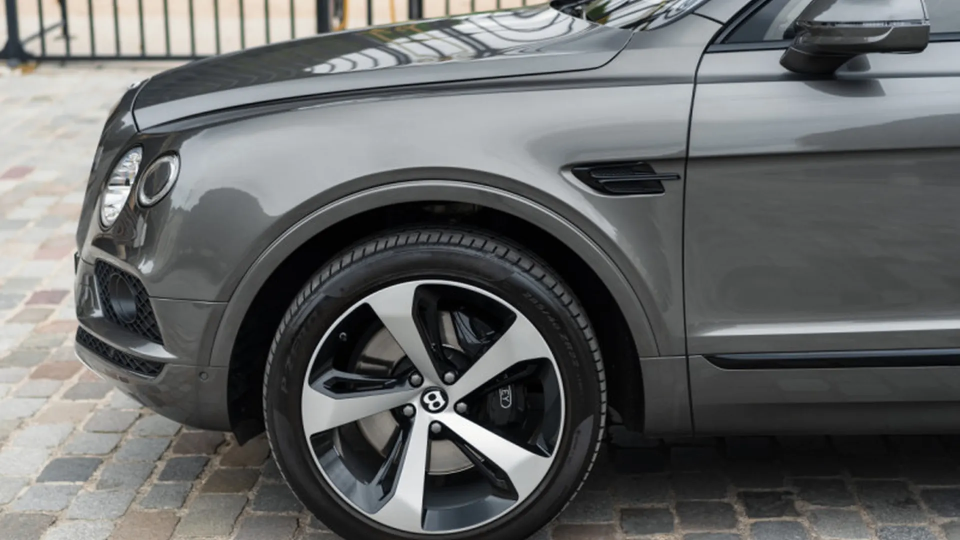 Bentley Bentayga — photo 41