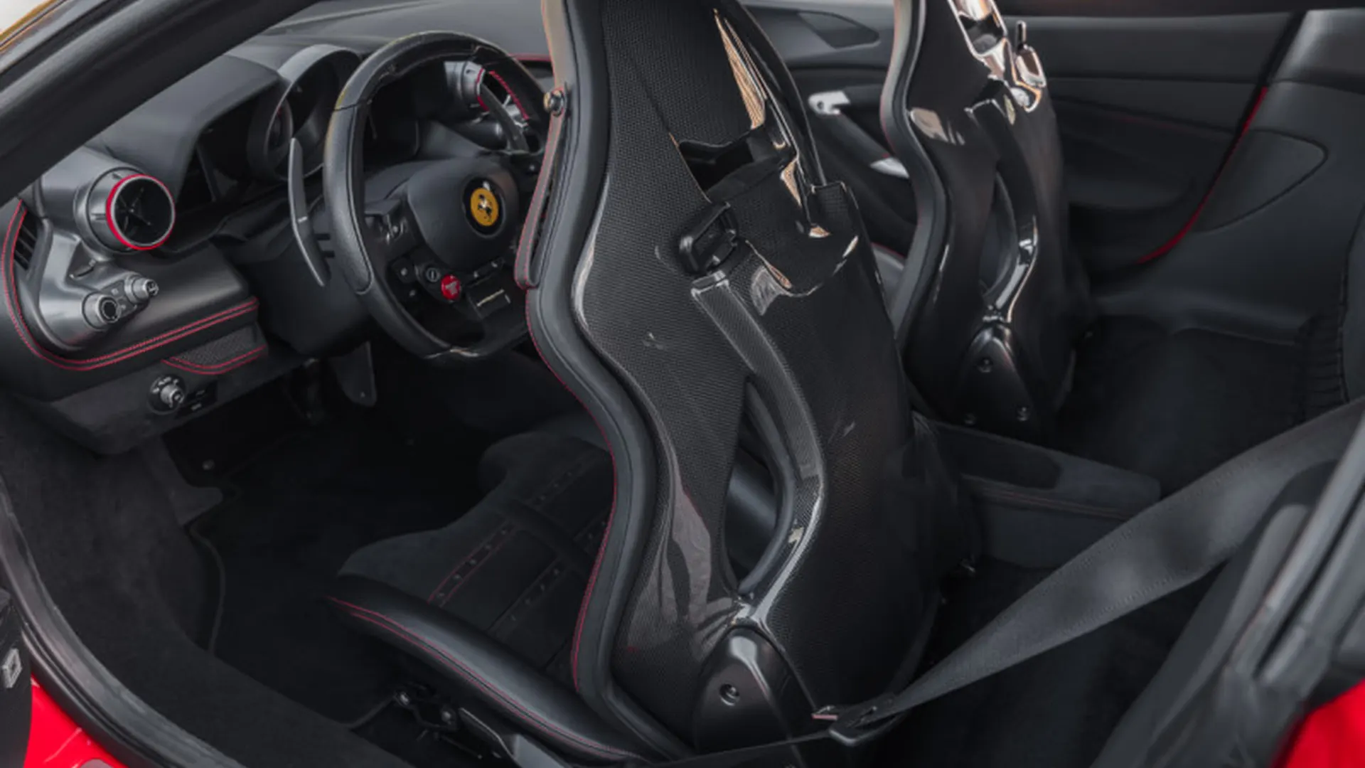 Ferrari F8 — photo 11